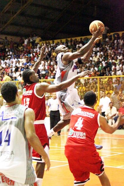 El Armador de La Cancha Lennox Mccoy en una de sus penetraciones